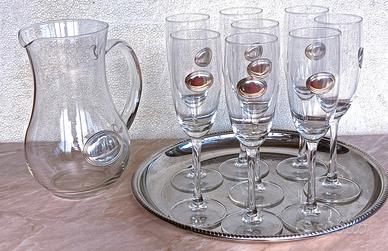 Bicchieri con blasone e caraffa 