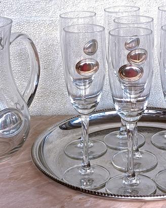 Bicchieri con blasone e caraffa 