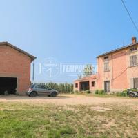 DFP5 RUSTICO CON STALLA IMMERSO NEL VERDE