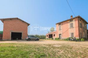 DFP5 RUSTICO CON STALLA IMMERSO NEL VERDE