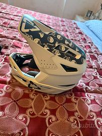 casco mtb, ginocchiere