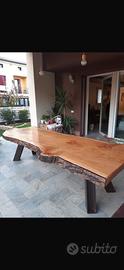 Tavolo in legno naturale