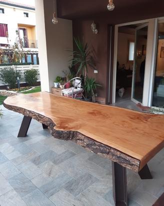 Tavolo in legno naturale