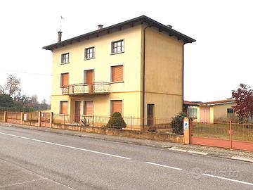 Casa indipendente con accessori e ampio terreno