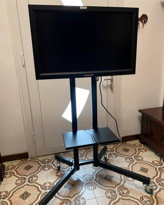 Monitor 32” per presentazioni, gaming, showroom