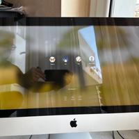 iMac 21.5, anno 2012 con tastiera Bluetooth.