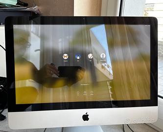 iMac 21.5, anno 2012 con tastiera Bluetooth.