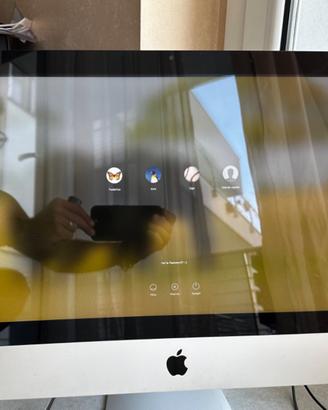 iMac 21.5, anno 2012 con tastiera Bluetooth.