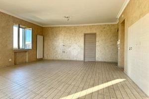 4 LOCALI A GIUGLIANO IN CAMPANIA