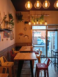 Blocco sedie alte e tavolo alto bar
