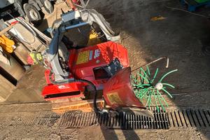 Taglia erba con spullonatore