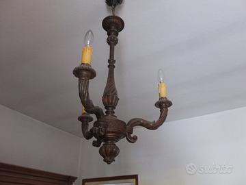 Lampadario in legno intagliato a mano