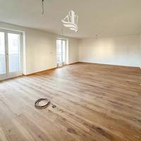 Brunico - Trilocale con terrazza e due posti aut