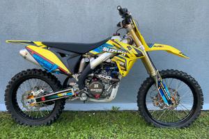 SUZUKI RMZ 250 cross