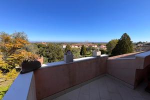 Appartamento indipendente con vista golf e mare