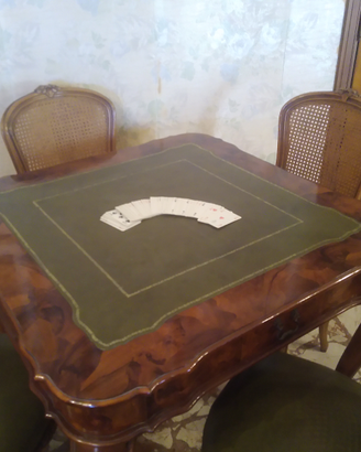 Tavolo da gioco in noce stilizzato