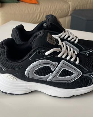 Sneaker bianche e nere 