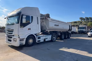 Camion con semi rimorchio