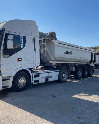 Camion con semi rimorchio