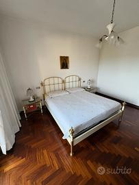 Camera da letto in ottone laccato (con i comodini)