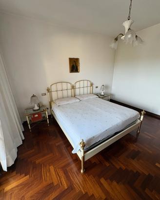 Camera da letto in ottone laccato (con i comodini)