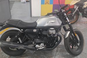 Moto Guzzi V7 Stone 2024 INCIDENTATA