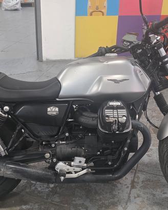 Moto Guzzi V7 Stone 2024 INCIDENTATA