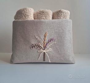 Portaoggetti con 3 asciugamani ricamo  a mano