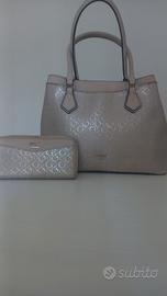Borsa e portafogli GUESS