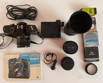 Fotocamera Yashica FR con altri compoenti