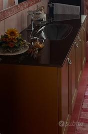 Mobile bagno moderno con top in vetro e lavabo