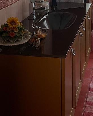 Mobile bagno moderno con top in vetro e lavabo