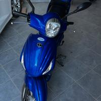 Ebike tipo scooter a pedalata assistita