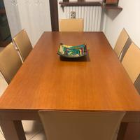 Tavolo in legno allungabile + 6 sedie in pelle
