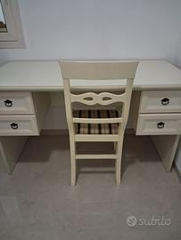 Scrivania elegante pari al nuovo