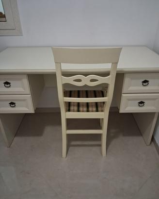 Scrivania elegante pari al nuovo