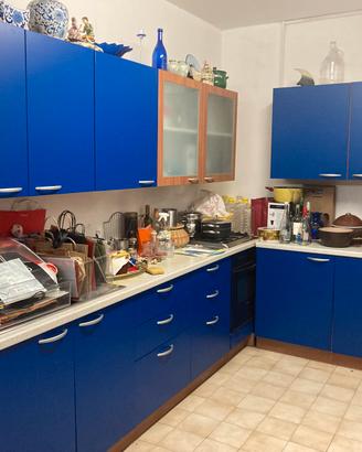 Cucina in laminato blu