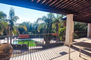 Villa su due livelli con piscina, dependance e te