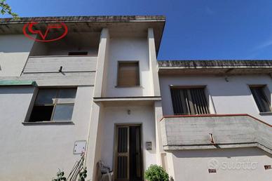 Appartamento di 196 m² con più di 5 locali e box a