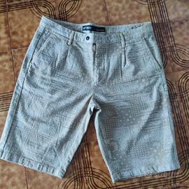 Pantaloncini bermuda beige e bianchi 52