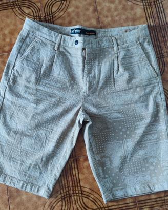 Pantaloncini bermuda beige e bianchi 52