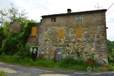 Rustico casale in sasso con piccolo terreno
