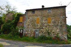 Rustico casale in sasso con piccolo terreno