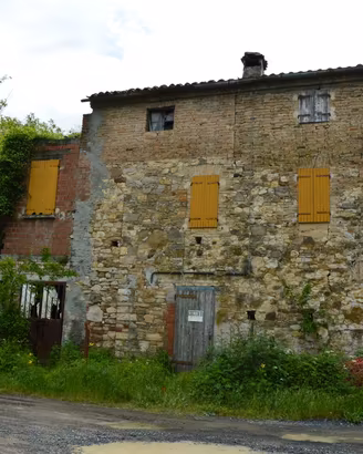 Rustico casale in sasso con piccolo terreno