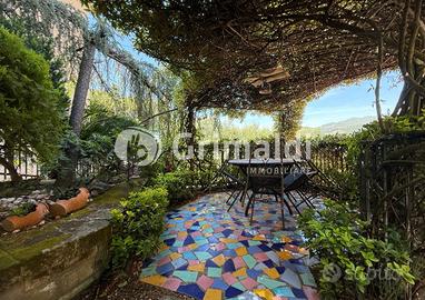 Salerno ampia metratura con giardino box e cantina