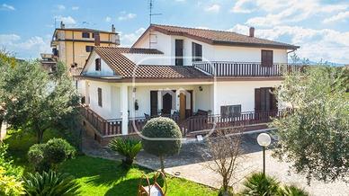 Villa di 400 m² con più di 5 locali e box auto a R