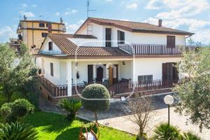 Villa di 400 m² con più di 5 locali e box auto a R