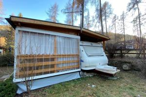 Roulotte stanziale con casetta in legno