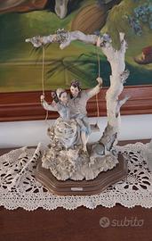 Statua Capodimonte "innamorati sull'altalena" 