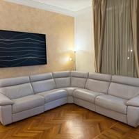 Divano in pelle grigio